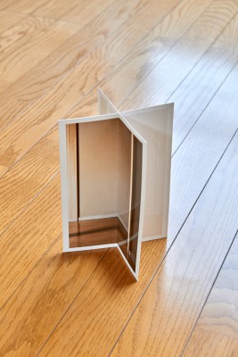 《平面の彼方》インクジェットプリント、12.7x8.9x、8.9cm、2018